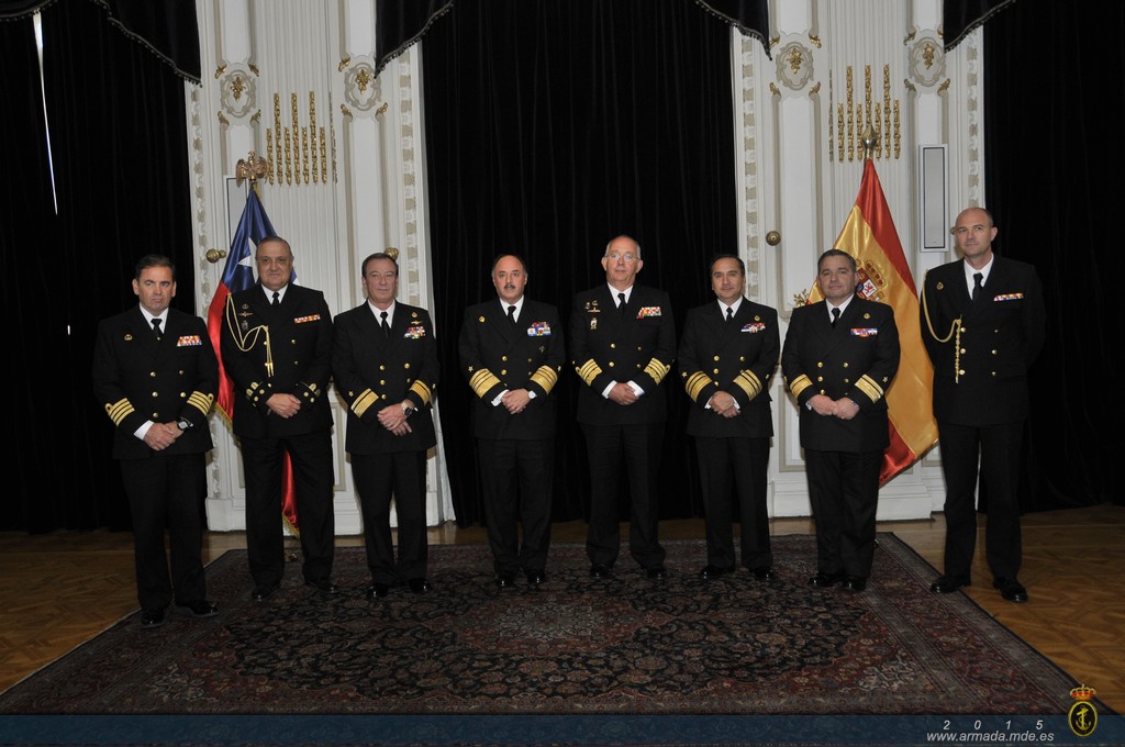 Foto de familia del Almirante General Muñoz Delgado, comitiva y homólogo chileno